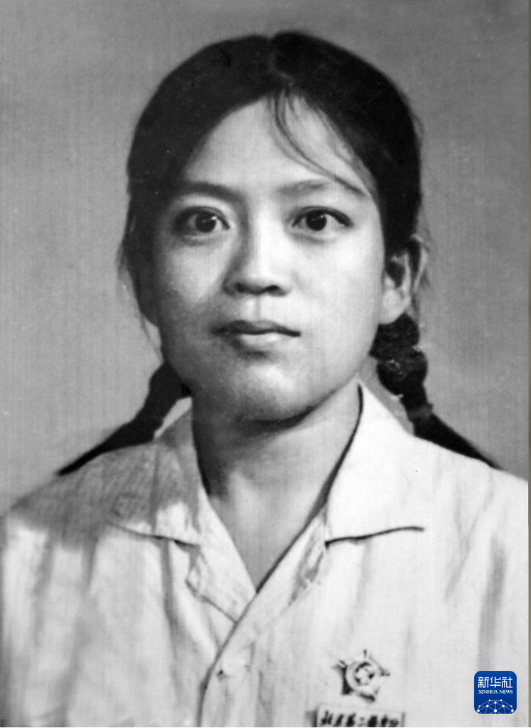 从北京第二医公司(现首都医科大学)毕业时的路生梅(资料照片,1968年12月摄)。